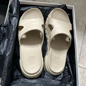 Givenchy marshmallow slides in sand color. Size IT40.